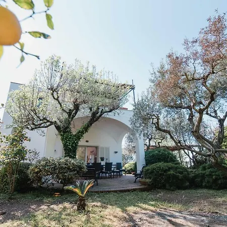 Panoramic Caprese With Garden Near Grotta Azzurra *